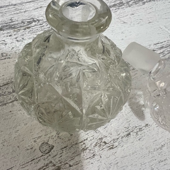 VINTAGE ETCHED CRYSTAL PERFUME BOTTLE WITH FLORAL TOP - Picture 6 of 8